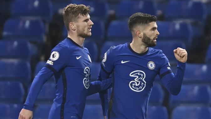 Gelandang Chelsea, Christian Pulisic (kanan) berselebrasi dengan rekannya Timo Werner usai mencetak gol ke gawang Leeds United pada pertandingan lanjutan Liga Inggris di Stamford Bridge di London, Inggris, Minggu (6/12/2020). Chelsea menang 3-1 atas Leeds United. (Mike Hewitt, Pool via AP)