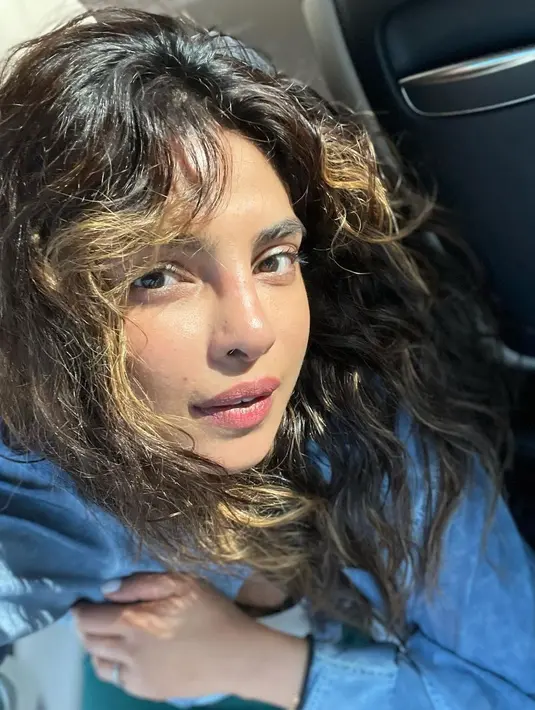 <p>Dalam foto ini, Priyanka Chopra juga tampil bare face. Ia menggulung rambutnya ke atas, mengenakan kemeja berkerah warna putih, dan tetap cantik, walau tanpa makeup. Foto: Instagram.</p>