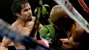 Manny Pacquiao (kiri) terus menyerang Timothy Bradley Jr dalam perebutan gelar juara dunia kelas Walter WBO di MGM Grand Garden Arena, Minggu (13/4/2014). (REUTERS/Jayne Kamin-Oncea-USA TODAY)