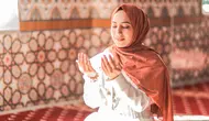 Ilustrasi Islami, muslimah, berdoa. (Foto oleh SERHAT TUĞ: https://www.pexels.com/id-id/foto/wanita-perempuan-kaum-wanita-muda-20558485/)
