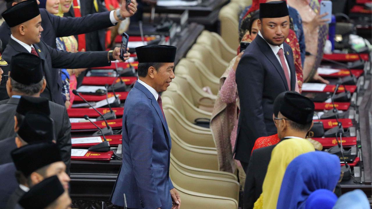 VIDEO: Hadir Bersamaan, Jokowi dan Prabowo Kompak Jalan di Atas Karpet Merah Gedung DPR