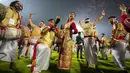 <p>Penari Assam dalam pakaian tradisional tampil saat mereka mencoba Guinness World Record dalam kategori pertunjukan tarian rakyat terbesar di Guwahati, India, Kamis (13/4/2023). (AP Photo/Anupam Nath)</p>