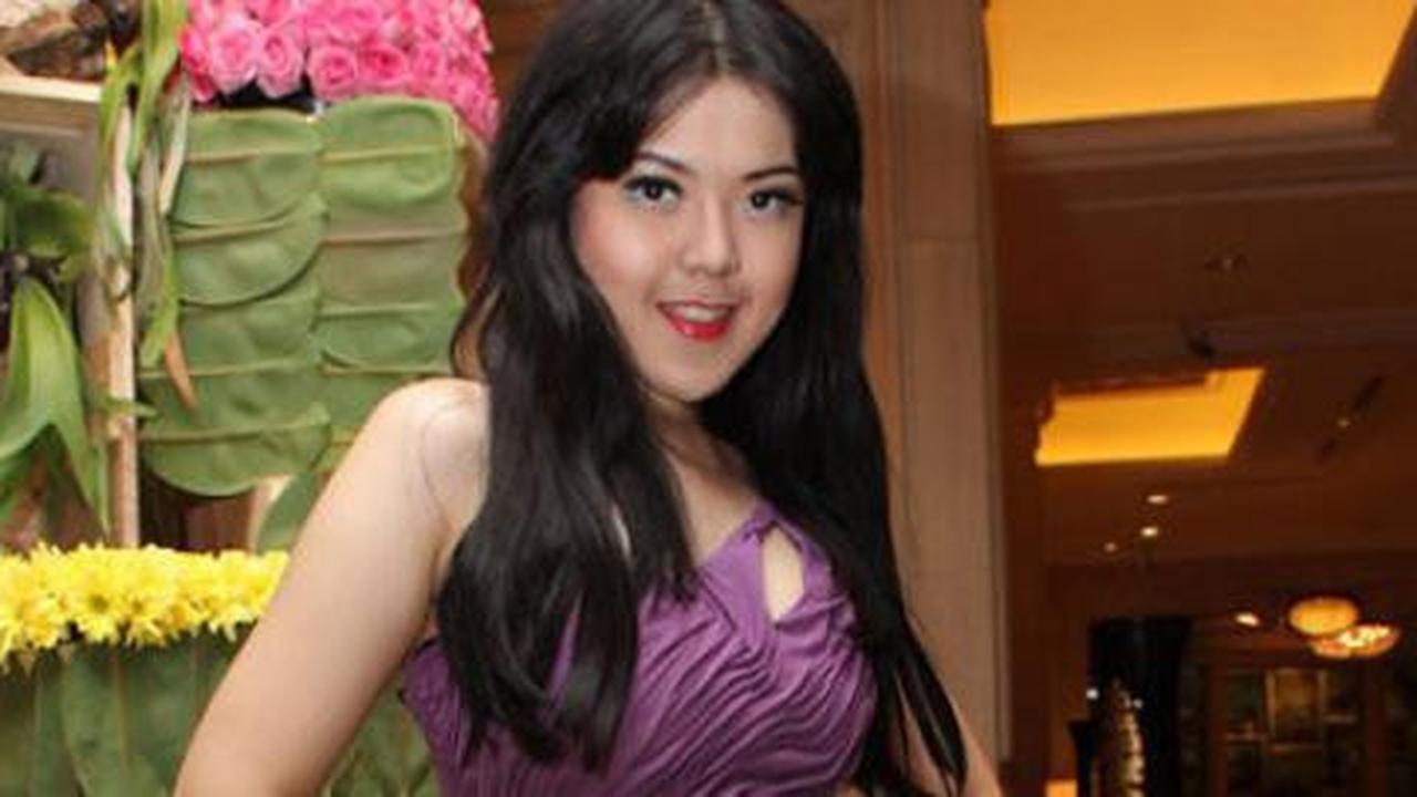 [Foto] Tina Toon tampil seksi di sampul majalah pria dewasa