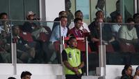 Pelatih kepala Timnas Indonesia, John Herdman didampingi analis video, Dzikry Lazuardi hadir dalam laga pekan ke-30 BRI Super League 2025/2026 antara Persija melawan Persis di Stadion Utama Gelora Bung Karno, Jakarta, Senin (27/4/2026). (Bola.com/Abdul Aziz).