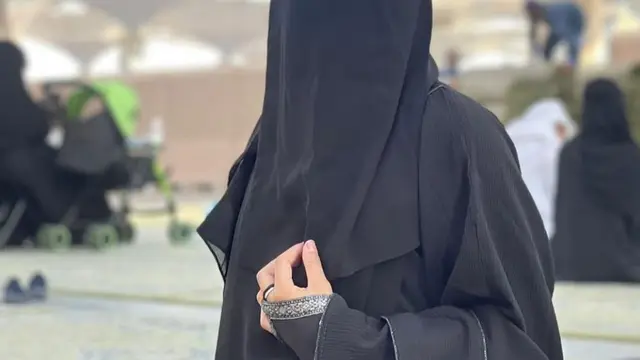 Potret cantik Putri Isnari berhijab dan bercadar. (credit: instagram.com/putriisnari3)