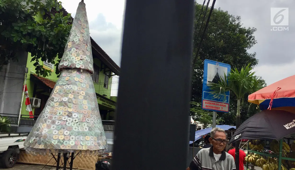 Pohon Natal berbahan dasar keping CD bekas berdiri di depan Gereja Kristen Pasundan Jemaat Depok, Jawa Barat, Selasa (19/12). Pohon Natal setinggi 5,5 meter terbuat dari 1.100 keping CD bekas dan 4.400 hiasan lampu. (Liputan6.com/Immanuel Antonius)