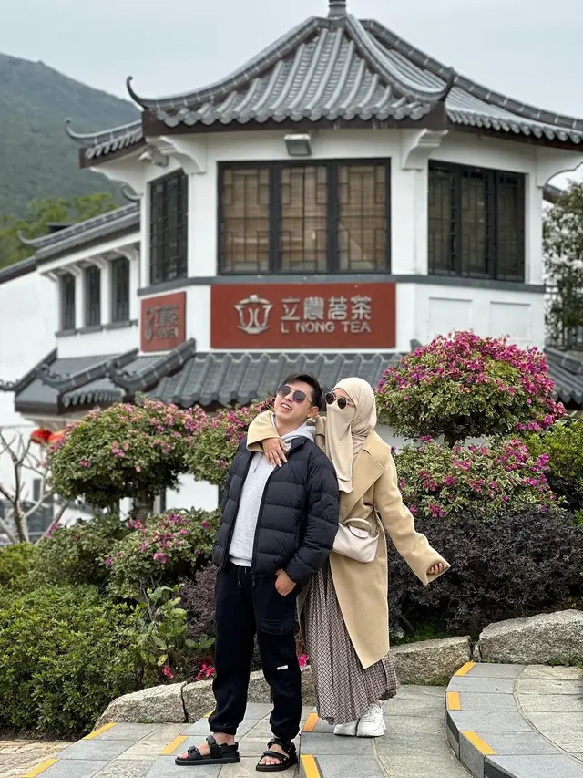 6 Potret Ustaz Dennis Lim dan Istri Liburan di Luar Negeri, Romantis Berdua
