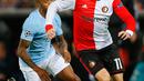 Pemain Feyenoord, Sam Larsson mengendalikan bola dengan kawalan pemain Manchester City, Fabian Delph dalam laga perdana babak penyisihan Grup F Liga Champions di De Kuip, Rabu (13/9). Manchester City menaklukkan Feyenoord 4-0 (AP Photo/Peter Dejong)