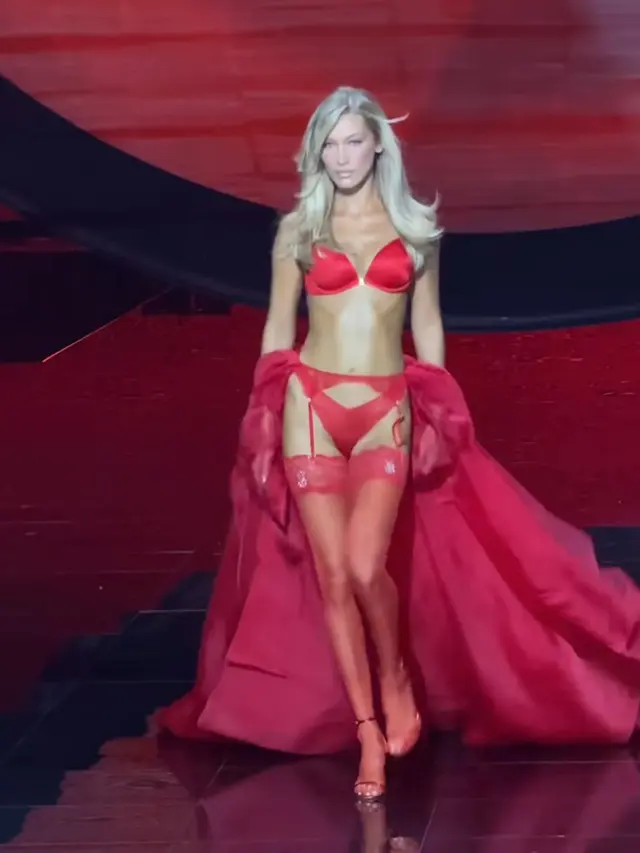 Bella Hadid Kembali ke Fashion Show Victoria Secret 2025. [@voguemagazine]