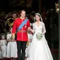 Ketika menikah dengan Pangeran William, Kate Middleton mengenakan gaun yang dirancang oleh desainer Alexander McQueen Sarah Burton. Renda pada gaunnya dibuat dengan tangan. Gaun putih ini juga menampilkan kereta api yang panjangnya hampir 9 kaki. (Instagram/dukeandduchessofcambridge).