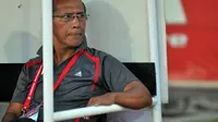 Pelatih PS Polri, Bambang Nurdiansyah, sewot ketika ditanya perihal lini depan timnya yang masih mandul. (Bola.com/Iwan Setiawan)