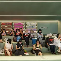 Aesop hadir pertama kali di Jakarta lewat konsep perpustakaan untuk merayakan suara perempuan (dok. Aesop Indonesia)