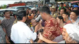 Pada kesempatan itu Jokowi, sapaan Joko Widodo, membagikan beras dan uang kepada warga sebagai Tunjangan Hari Raya (THR) Lebaran, Jakarta, Kamis (24/7/2014) (Liputan6.com/Herman Zakharia)