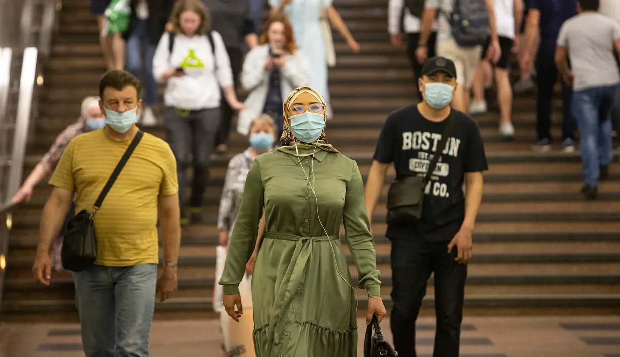 Orang-orang mengenakan masker berjalan di sebuah stasiun kereta bawah tanah di Moskow, Rusia (23/6/2020). Rusia melaporkan 7.425 kasus COVID-19 dalam 24 jam terakhir, sehingga totalnya menjadi 599.705, demikian disampaikan pusat tanggap COVID-19 negara tersebut. (Xinhua/Alexander Zemlianichenko Jr)