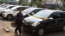 Sejumlah mobil curian diperlihatkan di Polres Metro Jakarta Selatan, Senin (30/4). Polisi berhasil menangkap 10 orang tersangka spesialis pencurian mobil dan penadah di kawasan Subang. (Liputan6.com/Immanuel Antonius)