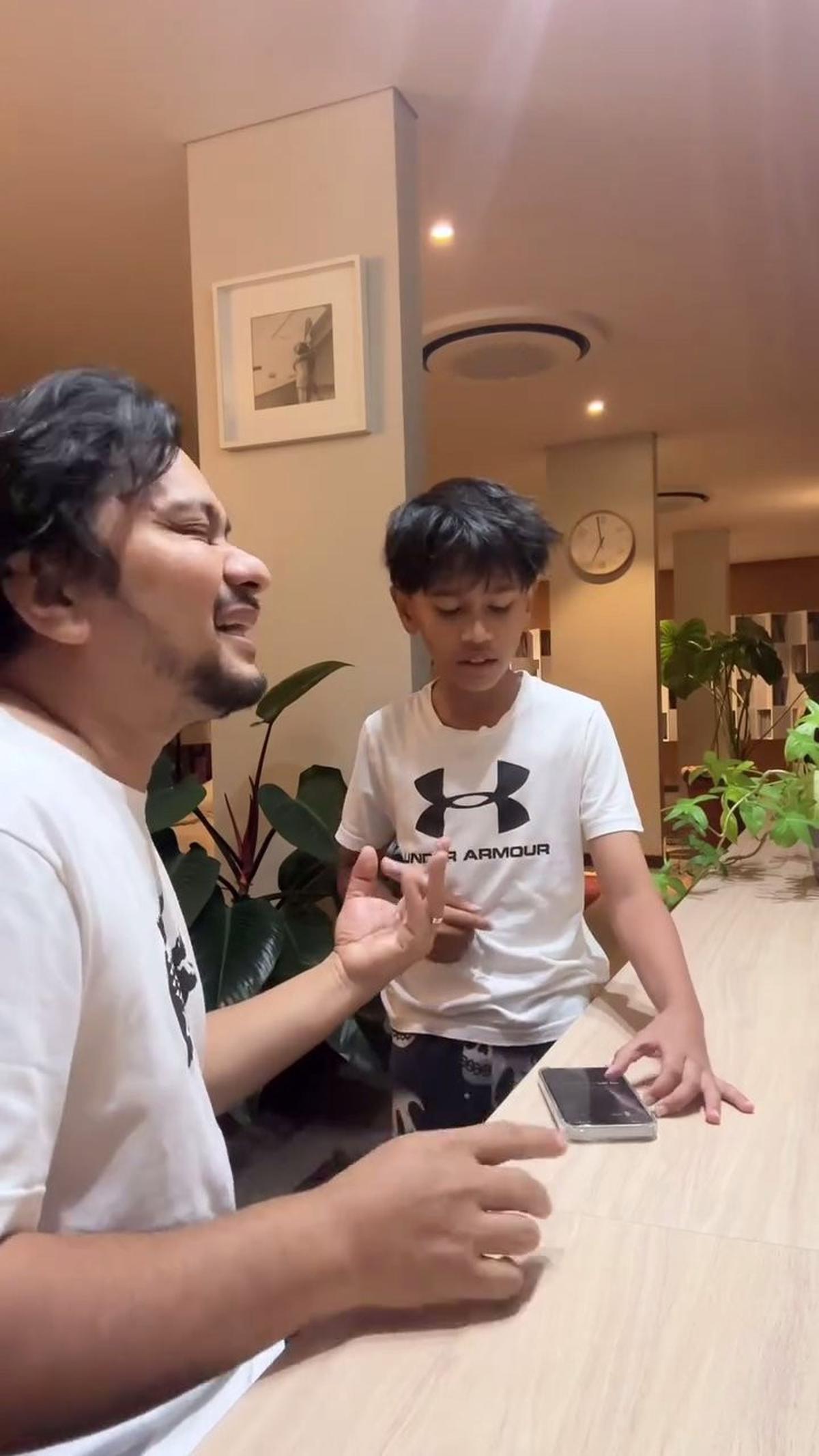 8 Potret Anak Lelaki Tompi yang Punya Suara Merdu, Begini Momen saat Berlatih Dengan Sang Ayah