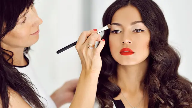 Beauty Focus: Berani Cobain Metallic Eye Look yang Stunning?