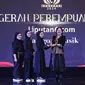 Voice of Baceprot, grup musik beraliran metal asal Garut saat menerima Anugerah Perempuan Hebat Liputan6.com Kategori Musik dalam cara Cita dan Cipta 2024 yang diadakan Liputan6.com x Fimela di Hotel Shangri-La Jakarta, Rabu (31/7/2024) malam. (Liputan6.com/Angga Yuniar)