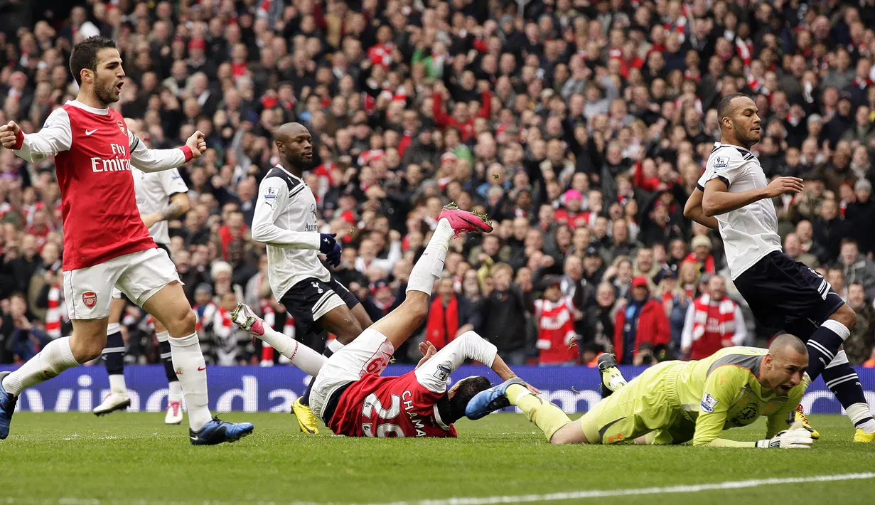 Pemain Arsenal, Marouane Chamakh mencetak gol ke gawang Tottenham pada laga Liga Premier di Stadion Emirates, Inggris, Sabtu (20/11/2010). (EPA/Jonathan Brady)