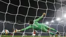 Aksi pemain Arsenal, Alexandre Lacazette mengecoh kiper West Bromwich Albion, Ben Foster pada lanjutan Premier League di Emirates stadium, London (25/9/2017). Arsenal menang 2-0. (AP/Alastair Grant)