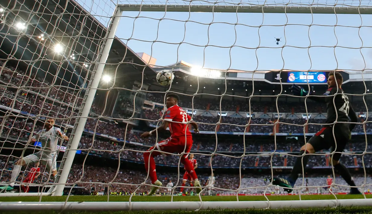 Striker Real Madrid Karim Benzema berhasil mencetak gol ke gawang Bayern Munchen saat pertandingan semifinal Liga Champions di stadion Santiago Bernabeu, Spanyol (1/5). (AP/Paul White)