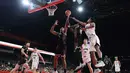 Pemain Timnas basket putra Indonesia (hitam) berusaha mencetak skor saat menghadapi Jepang dalam pertandingan Grup A Asian Games 2026 di Aichi International Arena, Nagoya, Jepang, Kamis (10/9/2026). Indonesia kalah 53-98 dari Jepang, salah satu dari tiga kekalahan di fase grup yang membuat langkah Timnas Basket Indonesia terhenti. (JIJI PRESS/AFP/Japan OUT)