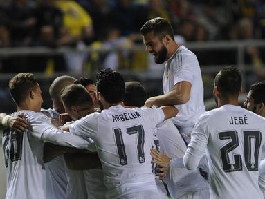 Para pemain Real Madrid merayakan gol saat melawan Cadiz CF pada Copa del Rey (King's Cup) di Stadion Ramon de Carranza, Cadiz, Kamis (3/12/2015) dini hari WIB. (AFP Photo/Cristina Quicler) 