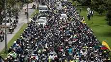 Pengendara sepeda motor melakukan aksi demonstrasi akibat kenaikan harga bahan bakar di Bogota, Kolombia, Rabu (12/10/2022). Aksi protes ini muncul karena adanya kenaikan harga bahan bakar dan asuransi wajib pihak ketiga. (AP Photo/Ivan Valencia)