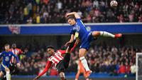 Cesar Azpilicueta harus terbang saat menjaga pertahanan Chelsea (AFP)