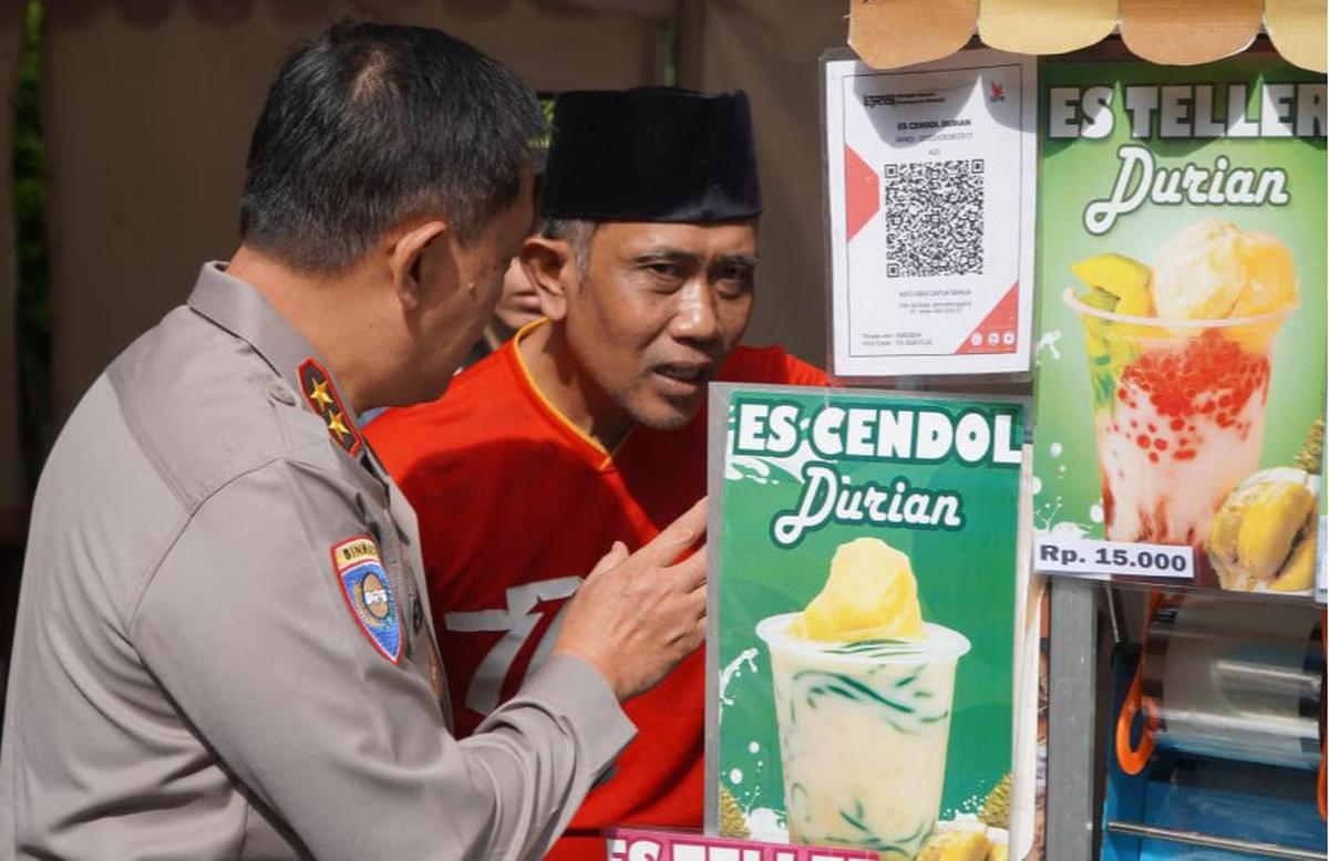 FOTO: Polri Gelar Pasar Murah, 20 Ton Beras Ludes Diserbu Warga