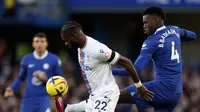 Penyerang Crystal Palace, Odsonne Edouard berebut bola dengan bek Chelsea, Benoit Badiashile pada pertandingan lanjutan Liga Inggris di Stadion Stamford Bridge di London, Minggu (15/1/2023). Chelsea menang tipis atas Crystal Palace dengan skor 1-0. (AP Photo/David Cliff)