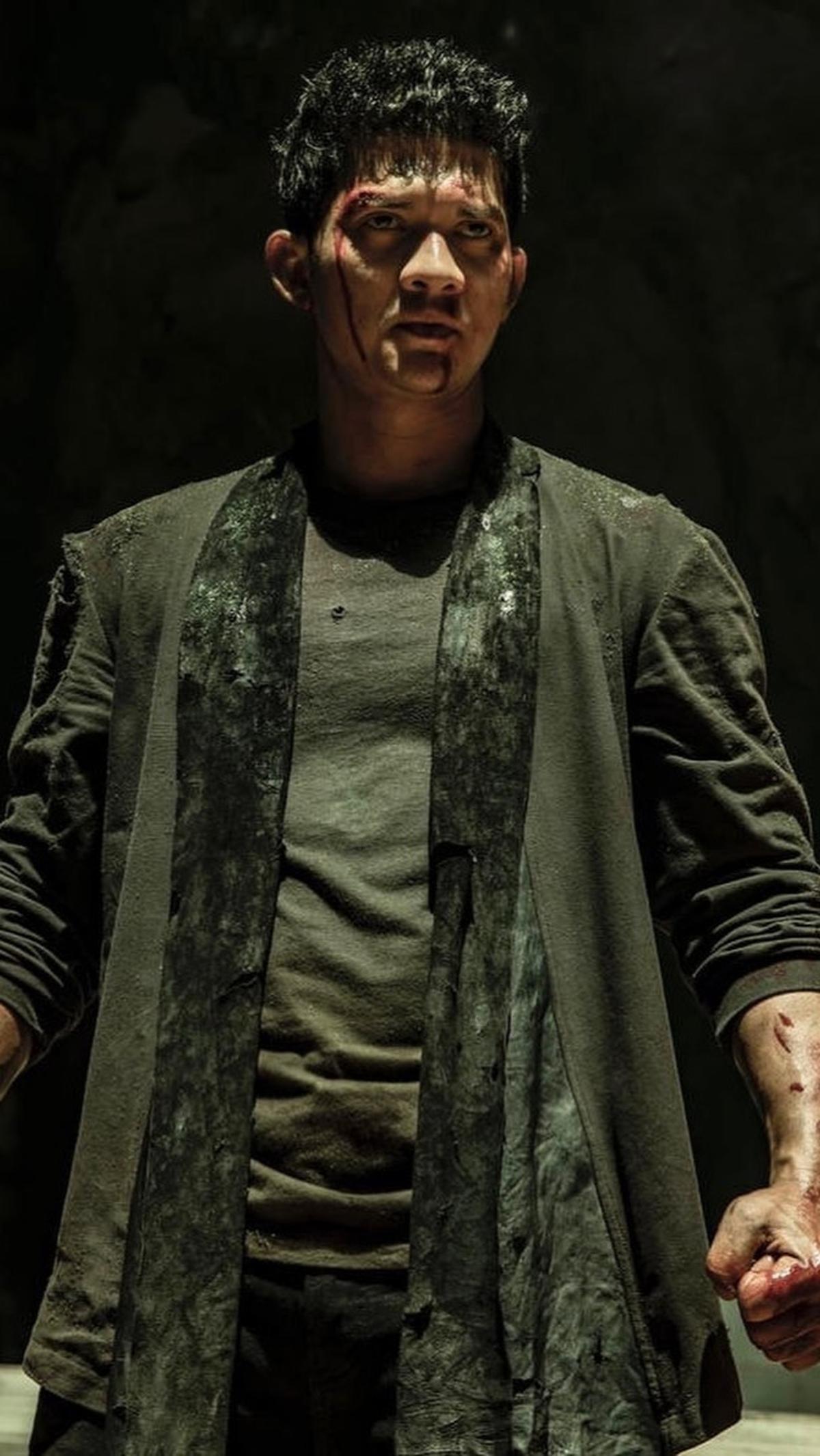 2. Iko Uwais: Dari Layar Kaca ke Kehidupan Nyata yang Penuh Kasih