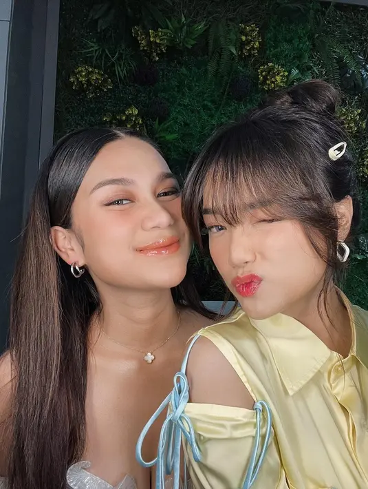 Mana potret paling menawan dari penampilan duo bestie ini, Sahabat FIMELA? [Foto: Instagram/fuji_an]