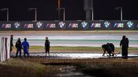 Kondisi sirkuit Losail Qatar setelah diguyur hujan deras sepanjang Sabtu (25/3/2017). Gara-gara cuaca buruk, kualifikasi MotoGP Qatar terpaksa dibatalkan. (EPA/NOUSHAD THEKKAYIL)