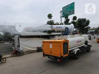Sebuah mobil gunner spraying menyemprotkan cairan disinfektan di kawasan Pamulang, Tangerang Selatan, Sabtu (2/5/2020). PMI mengerahkan dua mobil gunner untuk menyemprotkan cairan disinfektan tahap pertama di wilayah Serpong, Setu, Serpong Utara dan Pamulang. (Liputan6.com/Fery Pradolo)