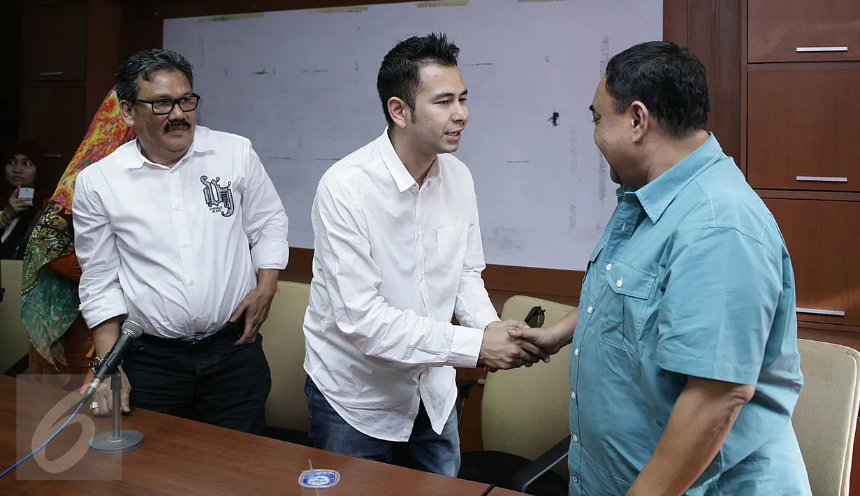 Raffi Ahmad (tengah) bersalaman dengan perwakilan PWI usai memberi keterangan pers di di Gedung Dewan Pers, Jakarta, (4/11/2015). Ucapan Raffi menyinggung profesi jurnalis saat syuting acara Happy Show. (Liputan6.com/Herman Zakaria)