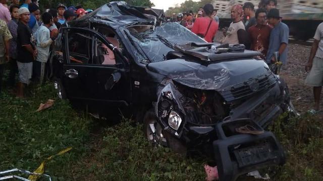 Detik-detik Delapan Penumpang Terios Tertabrak Kereta Api di Indramayu