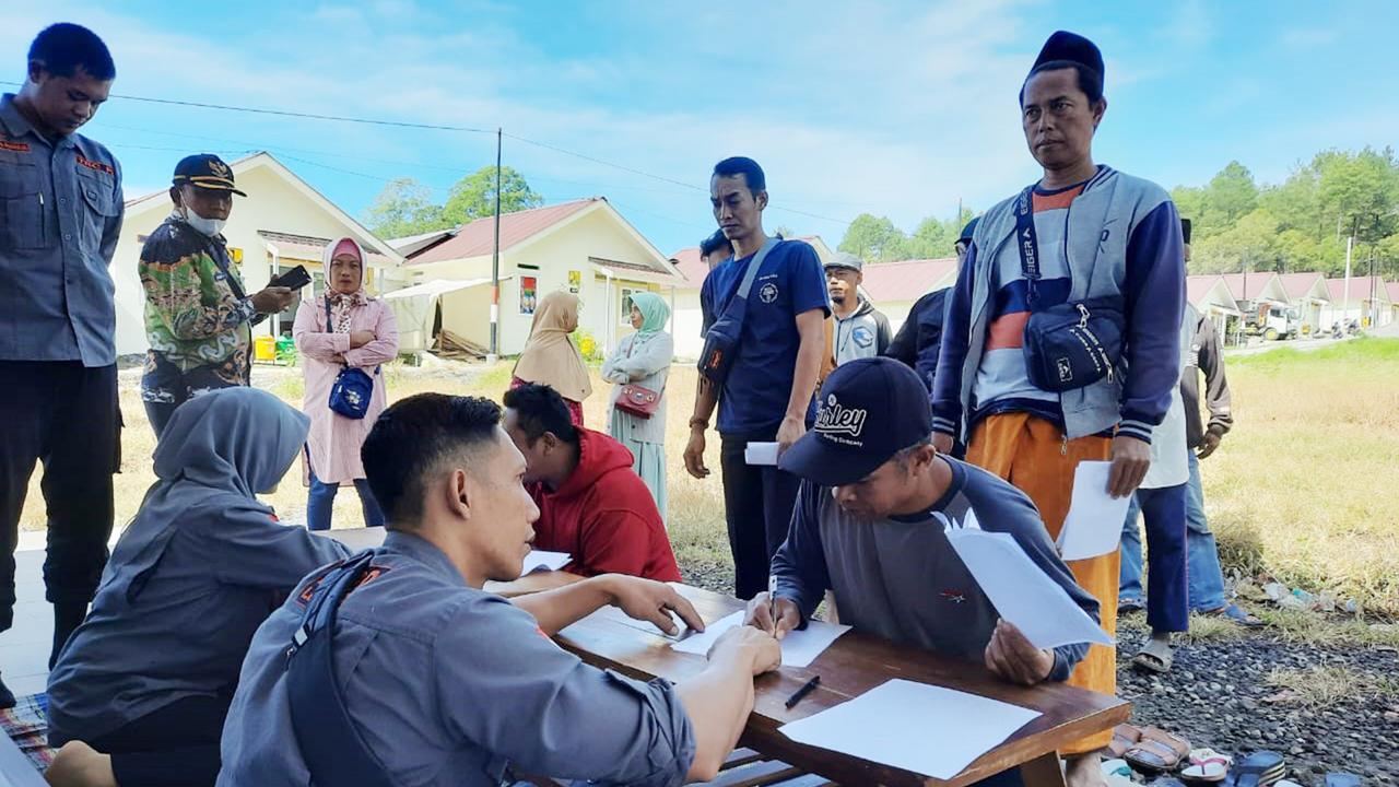 Masyarakat penyintas erupsi Gunung Semeru terima kunci hunian relokasi (Istimewa)