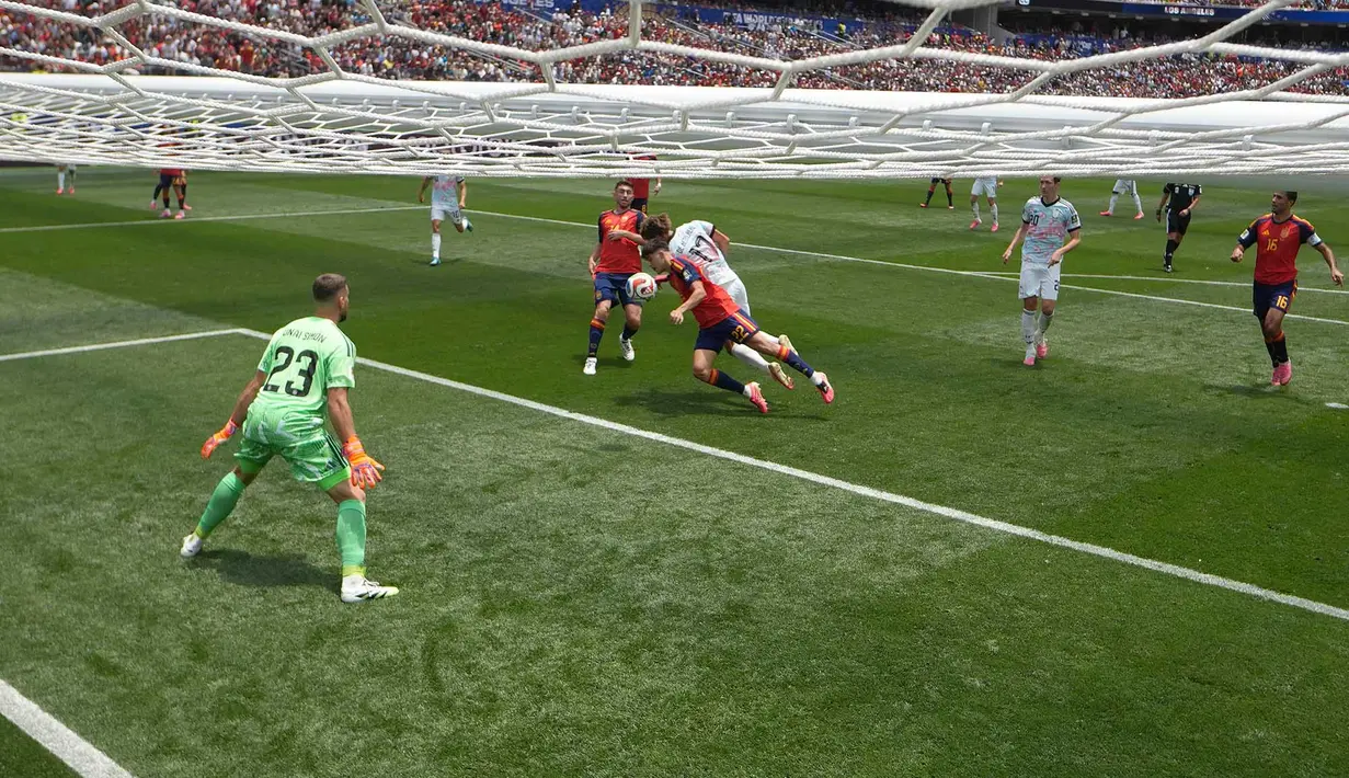 Pemain Belgia Charles De Ketelaere mencetak gol pertama timnya melewati pemain Spanyol Unai Simon selama pertandingan perempat final Piala Dunia FIFA 2026 antara Spanyol dan Belgia di Stadion Los Angeles di Inglewood, California, Jumat, 10 Juli 2026. (AFP/ Getti Images/ David Ramos)