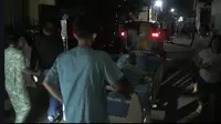 Pasien Rumah Sakit Citra Arafiq Depok dievakuasi setelah gardu&nbsp;listriknya meledak, Rabu malam (24/7/2024). (Liputan.com/Dicky Agung Prihanto)