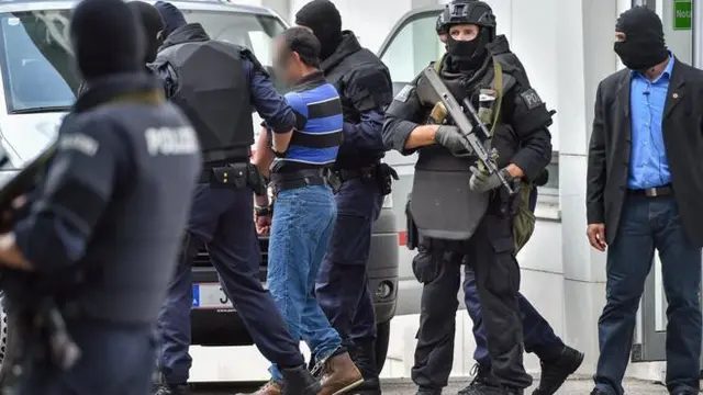 Salah satu pria tersangka teror Paris bersama polisis Austria. (AFP/BBC)