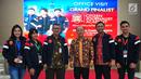 Pemimpin Redaksi Liputan6.com, Mohamad Teguh (ketiga kanan) berfoto bersama Sekretaris Pertamina, Syahrial Mochtar (ketiga kiri) dan perwakilan finalis Citizen Journalist Academy di Kantor Pusat Pertamina, Jakarta, Rabu (15/11).(Liputan6.com/Helmi Afandi)