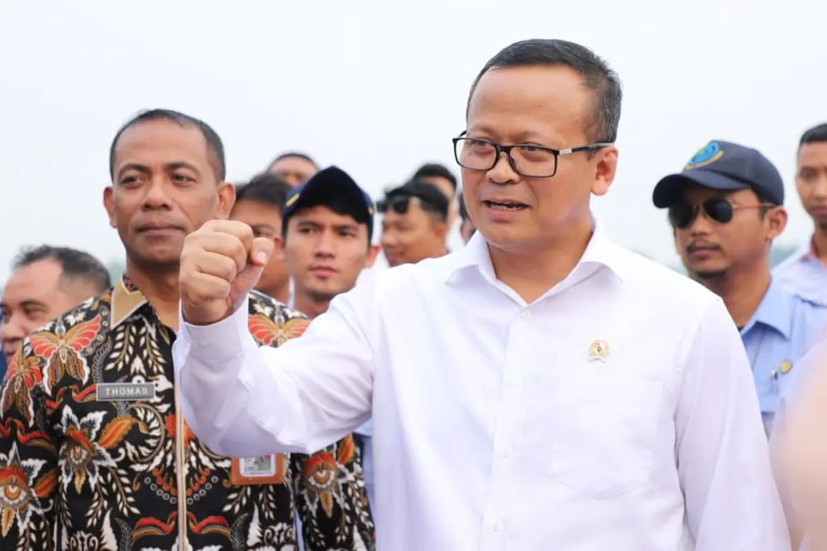 Menteri Kelautan dan Perikanan Edhy Prabowo melakukan restocking 50.000 ekor ikan nilem ke Waduk GOR Jakabaring. (Foto: KKP)