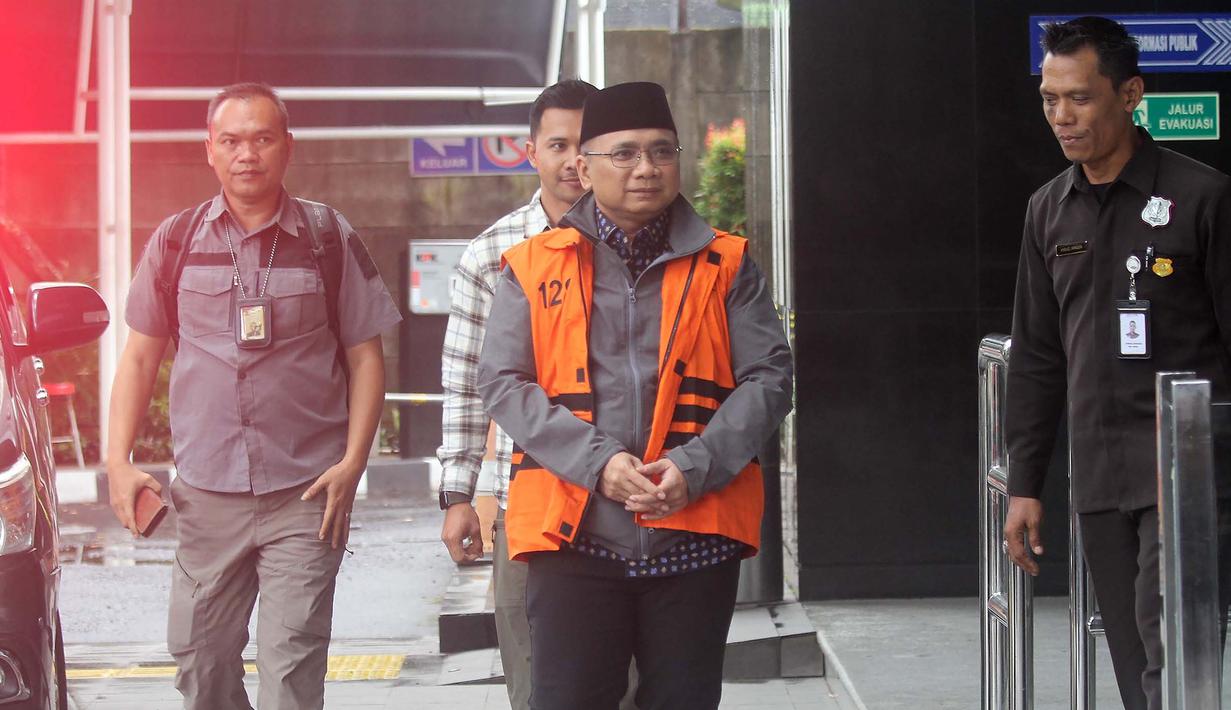 Pihak KPK menegaskan bahwa pengalihan status penahanan Yaqut Cholil Qoumas hanya bersifat sementara. Pengalihan jenis penahanan Yaqut Cholil Qoumas mengacu pada pasal 108 ayat 1 dan 11 Undang-Undang Nomor 20 Tahun 2025 tentang Kitab Undang-Undang Hukum Acara Pidana atau KUHAP. Tampak dalam foto, tersangka kasus dugaan korupsi kuota haji tambahan tahun 2023–2024, Yaqut Cholil Qoumas (tengah) saat tiba di Gedung Merah Putih Komisi Pemberantasan Korupsi (KPK), Jakarta, Selasa (24/3/2026). (merdeka.com/Arie Basuki)