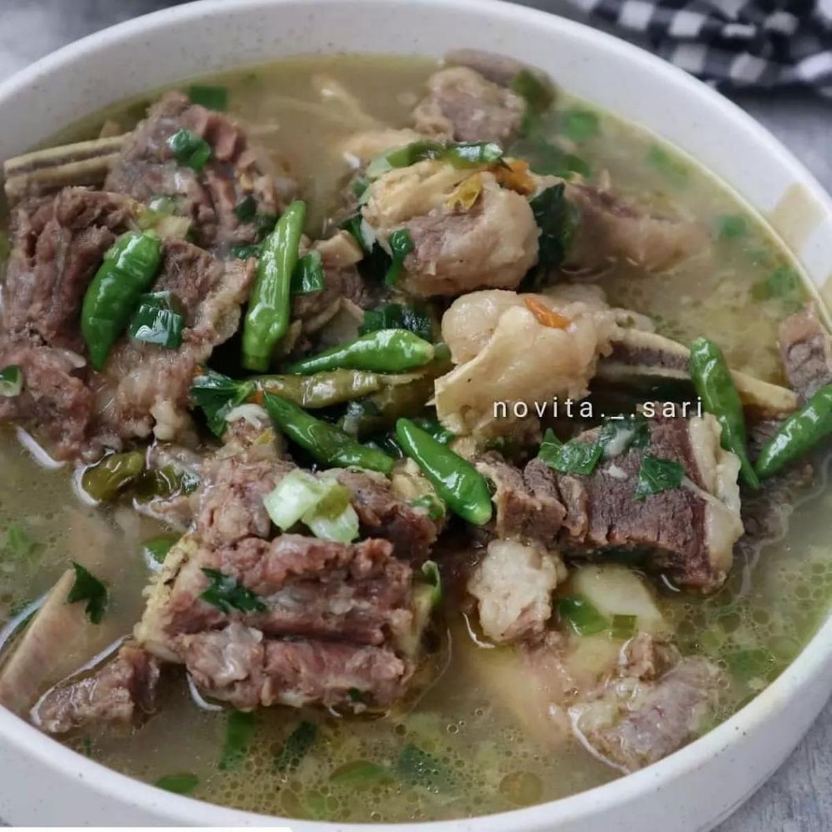 Semangkuk sop iga sapi cabai hijau