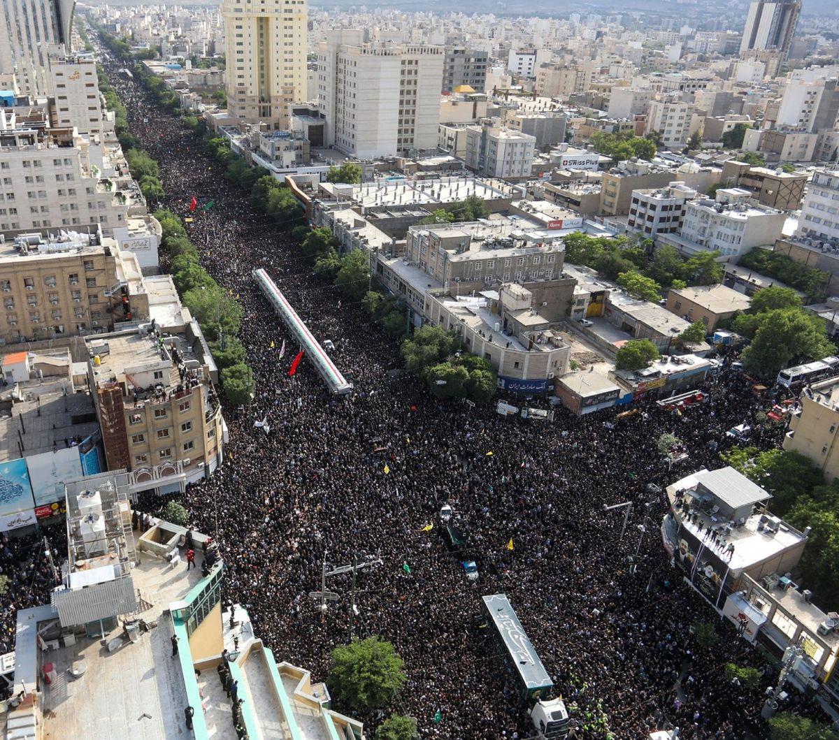 Pemandangan lautan manusia memadati jalanan utama Kota Masyhad, timur laut Iran, pada Kamis (23/5/2024). Puluhan ribu orang berkumpul di jalan-jalan utama Kota Masyhad untuk menyambut kedatangan jenazah Presiden Iran Ebrahim Raisi yang meninggal dunia dal