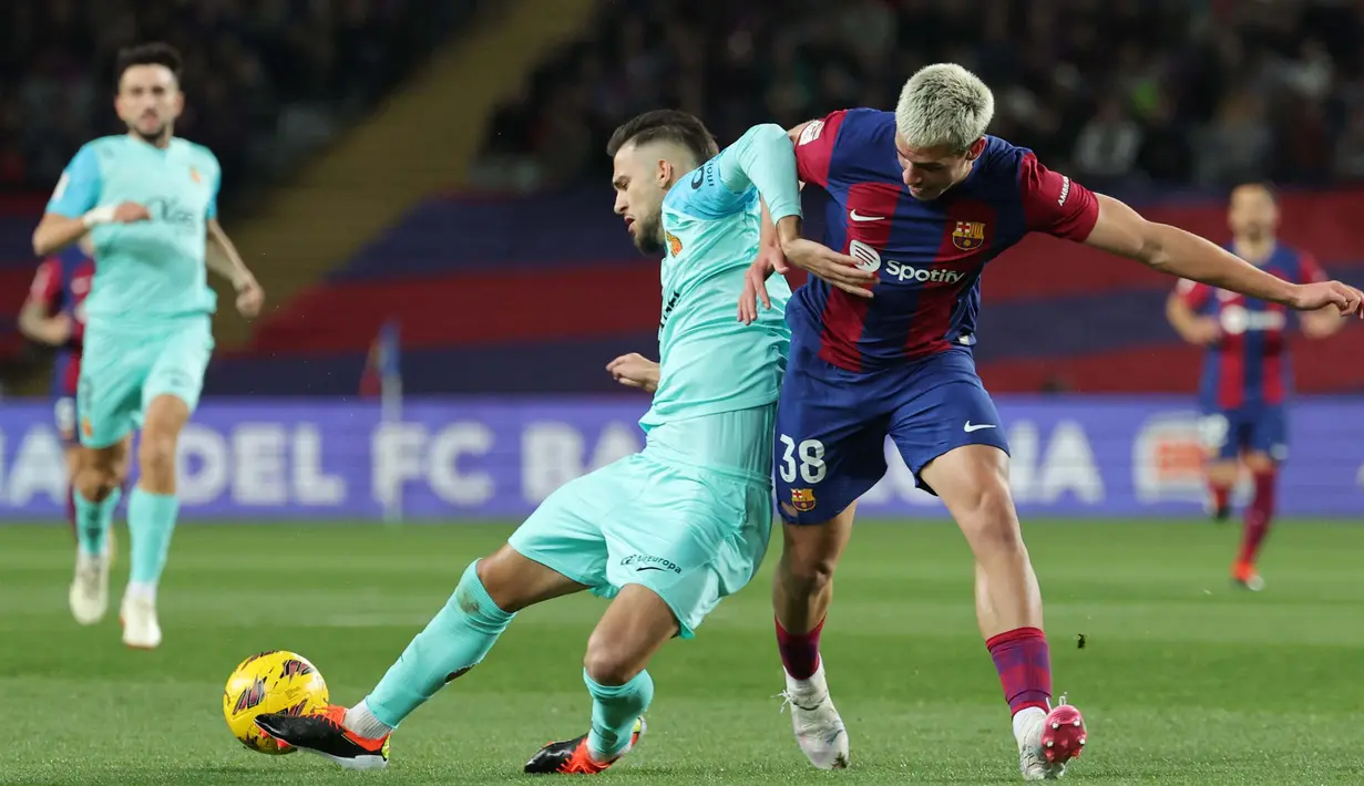 Kemenangan ini mengerek Barcelona ke posisi dua klasemen sementara. (LLUIS GENE/AFP)
