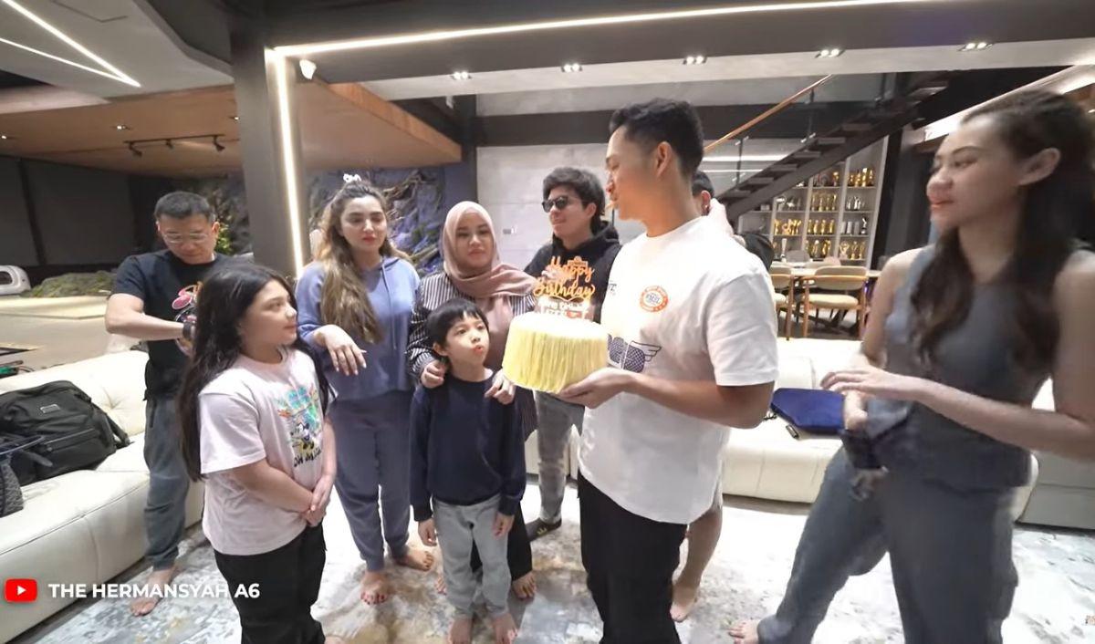 Tak sedikit juga yang menyampaikan doa buat Azriel di momen ulang tahunnya yang ke-24.<br>