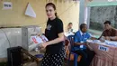 Saat datang ke TPS, Luna terlihat santai dengan mengenakan kaos hitam yang bertuliskan film yang belum lama ini ia terlibat, Filosofi Kopi. Dengan sendal jepit dan celana panjang hitam biasa dipakai tidur. (Adrian Putra/Bintang.com)