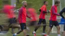 Lionel Messi tengah serius mengikuti sesi latihan bersama tim Barcelona FC jelang laga melawan Celtic pada ajang International Champions Cup 2016 di St George's Park, Inggris (25/7/2016). (AFP/Oli Scarff)